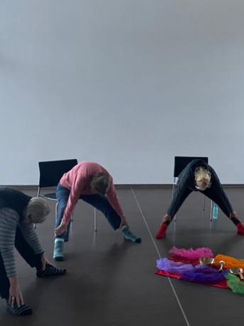 Viele klangschalen und schlegeln auf einem roten  und blauen Tuch platziert