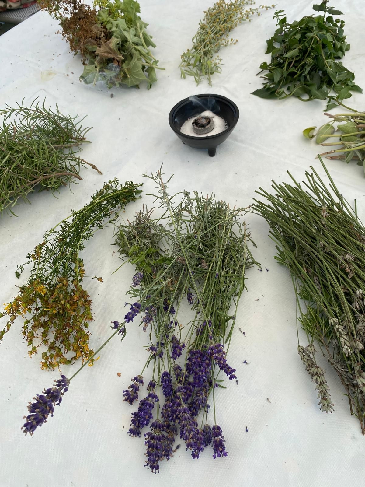 Auf dem Bild sind viele HeilkrÃ¤uter zusehen, zb Lavendel, Johanniskraut und Rosmarin liegend auf einem weiÃen Tuch mit einem GefÃ¤Ã um KrÃ¤uter zu rÃ¤uchern.